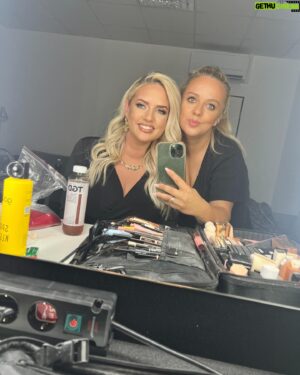 Sarah Knappik Instagram - Freunde sind die Menschen, für die man am Wochenende das Sofa verlässt ( oder auch den Urlaub ❤️😂)

#friends #makeupartist #celebritmakeupartist #blonde #beauty #rtl #picoftheday