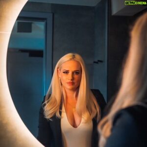 Sarah Knappik Instagram - MIRROR MIRROR ON THE WALL, I’LL ALWAYS GET UP AFTER I FALL, AND WHETHER I RUN, WALK OR CRAWL, I’LL SET MY GOALS AND ACHIEVE THEM ALL.

#quoteoftheday #weisheitdestages #mirrorselfie #sylt