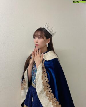 Yu Serizawa Instagram - ・

クイーンセリコとってもかわいいくてお気に入り👑
アイドルって可愛い衣装たくさん着れて幸せ！

#9周年ライブの衣装
#あれがもう3年前だなんて
#シンジラレナーイ