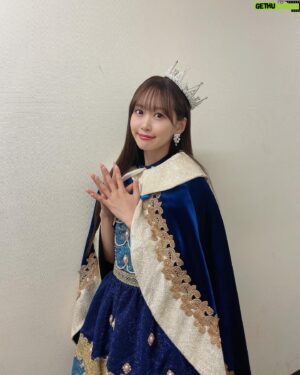 Yu Serizawa Instagram - ・

クイーンセリコとってもかわいいくてお気に入り👑
アイドルって可愛い衣装たくさん着れて幸せ！

#9周年ライブの衣装
#あれがもう3年前だなんて
#シンジラレナーイ