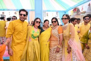 Aadita Jain Instagram - Day 3 - Bhai ki Haldi Ceremony with all Family 
Flowers ki haldi🌼🌼

.
.
#family #familygoals #haldi #haldiceremony #haldioutfit #haldidecor #aachalmerenaal #bhaikishaadi #foryou #foryoupage #explore #explorepage #weddingbells