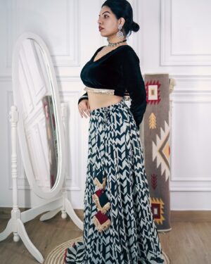 Aarya Maya Instagram - ✨🦢Wearing @shae_by_sassafras @sassafrasindia 

#indianoutfit #ootdfashion #ethnicwear #colabshoot #fashion #outfitideas