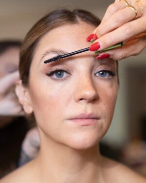 Abby Elliott Instagram - Last night’s glam deserves a “Yes, chef.”  ⬇️
 
🌟 Even Better Makeup SPF 15
🌟 Even Better All Over Concealer   Eraser
🌟 Cheek Pop in Black Honey
🌟 Chubby Stick Hefty Highlight
🌟 High Impact Shadow Play in Strawberries   Chocolate
🌟 High Impact High-Fi Mascara in Black
🌟 High Impact Gel Tech Eyeliner in Intense Black
🌟 Quickliner for Brows in Soft Brown
🌟 Quickliner for Lips in Plummy
🌟 Black Honey Almost Lipstick
🌟 Black Honey Lip   Cheek Oil
