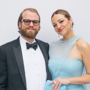 Abby Elliott Instagram - EMMYS 2024🌟💫
@moniquelhuillier TY for my dream dress🦋
And the best 
@barbdoeshair 
@lilly_keys 
@ecduzit
