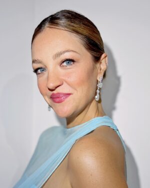 Abby Elliott Instagram - Last night’s glam deserves a “Yes, chef.”  ⬇️
 
🌟 Even Better Makeup SPF 15
🌟 Even Better All Over Concealer   Eraser
🌟 Cheek Pop in Black Honey
🌟 Chubby Stick Hefty Highlight
🌟 High Impact Shadow Play in Strawberries   Chocolate
🌟 High Impact High-Fi Mascara in Black
🌟 High Impact Gel Tech Eyeliner in Intense Black
🌟 Quickliner for Brows in Soft Brown
🌟 Quickliner for Lips in Plummy
🌟 Black Honey Almost Lipstick
🌟 Black Honey Lip   Cheek Oil