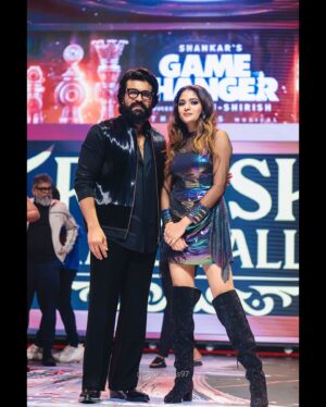 Aditi Shankar Instagram - With the #gamechanger himself 🫡♟️ 
@alwaysramcharan sirrr ✨🫶 
.

.

.

.
PC: @nightchills97 🙏🙏