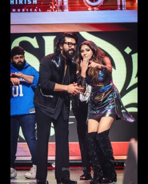 Aditi Shankar Instagram - With the #gamechanger himself 🫡♟️ 
@alwaysramcharan sirrr ✨🫶 
.

.

.

.
PC: @nightchills97 🙏🙏