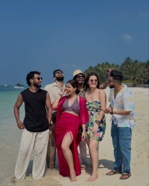 Aditi Singh Khatri Instagram - meet me where the sky touches the sea🌊

@cordeliacruises @wearepermissionless 

#lakshadeep #friends #thegoodquote