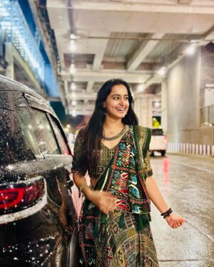 Aditi Singh Khatri Instagram - कहीं दूर जब दिन ढल जाए 🌙