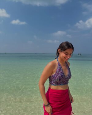 Aditi Singh Khatri Instagram - meet me where the sky touches the sea🌊

@cordeliacruises @wearepermissionless 

#lakshadeep #friends #thegoodquote