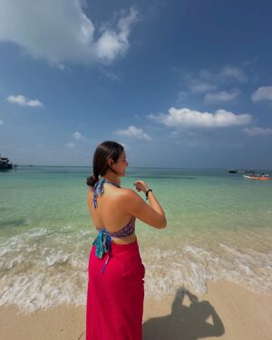 Aditi Singh Khatri Instagram - meet me where the sky touches the sea🌊

@cordeliacruises @wearepermissionless 

#lakshadeep #friends #thegoodquote