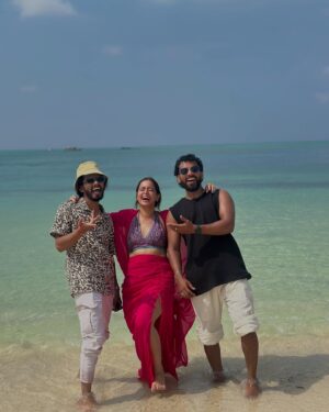 Aditi Singh Khatri Instagram - meet me where the sky touches the sea🌊

@cordeliacruises @wearepermissionless 

#lakshadeep #friends #thegoodquote