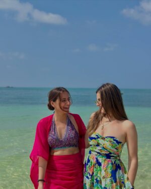 Aditi Singh Khatri Instagram - meet me where the sky touches the sea🌊

@cordeliacruises @wearepermissionless 

#lakshadeep #friends #thegoodquote