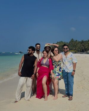 Aditi Singh Khatri Instagram - meet me where the sky touches the sea🌊

@cordeliacruises @wearepermissionless 

#lakshadeep #friends #thegoodquote