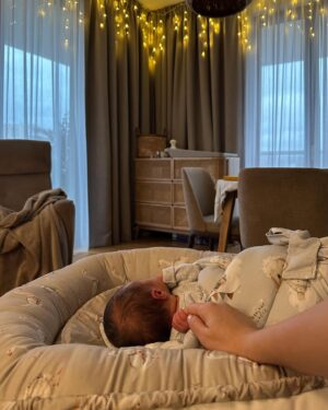 Adrianna Chlebicka Instagram - 12.12.2024 r., o godzinie 00:12💕, zatrzymał się dla nas świat. Nasze oczy spotkały się pierwszy raz z Emilią i od tej chwili pragniemy, z @marektraczyk , patrzeć na nią bez przerwy. Czas płynie na przyglądaniu się naszej małej istocie, a ja pierwszy raz czuję, że nic mnie nie goni.
Od kiedy pamiętam, zawsze miałam wiele obaw związanych z naturalnym porodem. Dzisiaj cieszę się, że nie pozwoliłam wygrać swoim lękom.
Z całego serca dziękujemy @szpitalswietejrodziny za odczarowanie porodu, który okazał się dla nas tak pięknym wydarzeniem i pozwolił nam doświadczyć nieopisanej bliskości. W szczególności dziękujemy naszej położnej, Annie Kalinowskiej @narodzinyrodziny7 , która przeprowadziła nas przez tak ważne wydarzenie, dając duże poczucie bezpieczeństwa. Ponad 30 lat temu urodziłam się w szpitalu na Madalińskiego, a teraz szczęśliwa wyszłam z niego w zupełnie nowej dla mnie roli.
Powiedzieć, że jesteśmy szczęśliwi, to jakby nic nie powiedzieć.❤️
