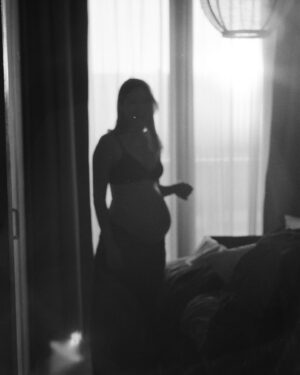 Adrianna Chlebicka Instagram - Ostatnie miesiące są inne, różnią się od wszystkich których doświadczałam kiedykolwiek. Nie wiedziałam, że można tak zbliżyć się do siebie i z taką czułością przyjmować wszystkie zmiany. Nie wiedziałam również, że można popłakać się na reklamie proszku do prania.
To dla mnie szczególny czas, którego staram się doświadczać najbardziej jak tylko potrafię. Codziennie wzrusza mnie fakt, że rośnie we mnie nowe życie. Niedługo to ja będę dla kogoś mamą, a do tego ta mała istota będzie trzymać za rękę wyjątkowego człowieka, którego będzie nazywać tatą. Rzadko daje tu tyle prywaty, ale chciałam w ten sposób podkreślić jak bardzo ważny moment przeżywam aktualnie w swoim życiu. Czekamy🤍

Dziękuję @burzaphotography za to, że w tak piękny sposób spojrzałaś na nas przez swój obiektyw.