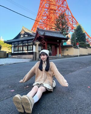 Aileen Huang Instagram - 在路上捕捉各角度之東京鐵塔の快樂🗼

最chill的一天 走走晃晃 像個觀光客一樣😆
好懷念在東京的日子ㄛ💕