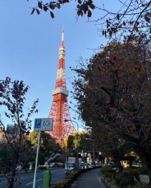 Aileen Huang Instagram - 在路上捕捉各角度之東京鐵塔の快樂🗼

最chill的一天 走走晃晃 像個觀光客一樣😆
好懷念在東京的日子ㄛ💕
