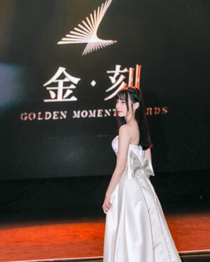 Aileen Huang Instagram - 2024金刻獎✨

與有榮焉參與到今年的盛宴🏆
第一次入圍、第一次頒獎
第一次在台大體育館的頒獎典禮表演🎤
這一年的努力沒有白費了🥹

我是0元💰不用錢！
接下來還請多多指教～ 
會繼續創作更多不一樣的作品的🤍

Dress @artizstudio.tw @gracekelly.tw 
Shoes @byhue.official 
Photo @jcw_1221 

@golden.moment.awards 
#金刻獎 #2024金刻獎 #you都是你 #韓國藝匠