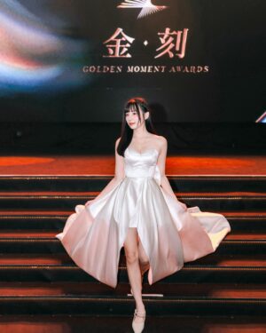 Aileen Huang Instagram - 2024金刻獎✨

與有榮焉參與到今年的盛宴🏆
第一次入圍、第一次頒獎
第一次在台大體育館的頒獎典禮表演🎤
這一年的努力沒有白費了🥹

我是0元💰不用錢！
接下來還請多多指教～ 
會繼續創作更多不一樣的作品的🤍

Dress @artizstudio.tw @gracekelly.tw 
Shoes @byhue.official 
Photo @jcw_1221 

@golden.moment.awards 
#金刻獎 #2024金刻獎 #you都是你 #韓國藝匠