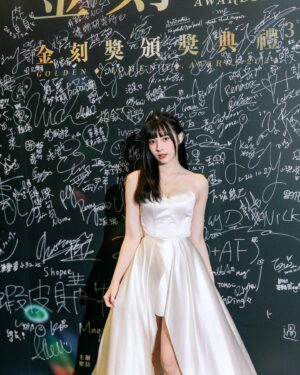 Aileen Huang Instagram - 2024金刻獎✨

與有榮焉參與到今年的盛宴🏆
第一次入圍、第一次頒獎
第一次在台大體育館的頒獎典禮表演🎤
這一年的努力沒有白費了🥹

我是0元💰不用錢！
接下來還請多多指教～ 
會繼續創作更多不一樣的作品的🤍

Dress @artizstudio.tw @gracekelly.tw 
Shoes @byhue.official 
Photo @jcw_1221 

@golden.moment.awards 
#金刻獎 #2024金刻獎 #you都是你 #韓國藝匠