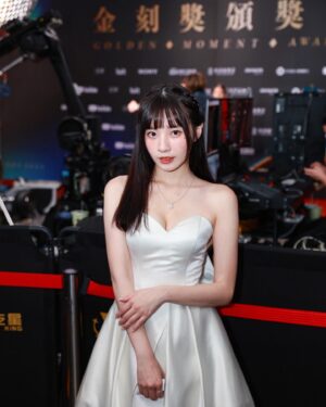 Aileen Huang Instagram - 2024金刻獎✨

與有榮焉參與到今年的盛宴🏆
第一次入圍、第一次頒獎
第一次在台大體育館的頒獎典禮表演🎤
這一年的努力沒有白費了🥹

我是0元💰不用錢！
接下來還請多多指教～ 
會繼續創作更多不一樣的作品的🤍

Dress @artizstudio.tw @gracekelly.tw 
Shoes @byhue.official 
Photo @jcw_1221 

@golden.moment.awards 
#金刻獎 #2024金刻獎 #you都是你 #韓國藝匠