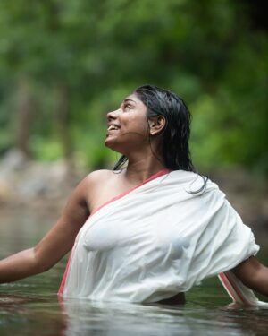 Aishwarya Vadivu Instagram - Masathila moonu porukanum pothuvaga 🫶🏼😊🔥

Antha nillava tha na kaila pidicha en rasavukaga ❤️💋 

#instagram #instagood #instaphoto #instalike #instadaily #instatravel #photooftheday #photography #photo #photographer #photoshoot #outdoor #outdoorphotography #portraitphotography