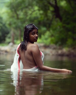 Aishwarya Vadivu Instagram - Masathila moonu porukanum pothuvaga 🫶🏼😊🔥

Antha nillava tha na kaila pidicha en rasavukaga ❤️💋 

#instagram #instagood #instaphoto #instalike #instadaily #instatravel #photooftheday #photography #photo #photographer #photoshoot #outdoor #outdoorphotography #portraitphotography