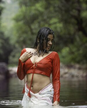 Aishwarya Vadivu Instagram - Outdoor photoshoot...

Model @call_me_black_forest_aishu_143 
Photo @rupesharavind_photography 

#passion #photo #photooftheday #devine #art #saree #water #forestphotography #nikon