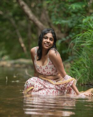 Aishwarya Vadivu Instagram - The way I flaunt myself as the way am 🫶🏻
I adore myself as the way am 🤗
#modeling #model #asethetic #bodypositive #body #flaunt #love #loveyourself #selfcare#outdoor #outdoorshoot #portrait