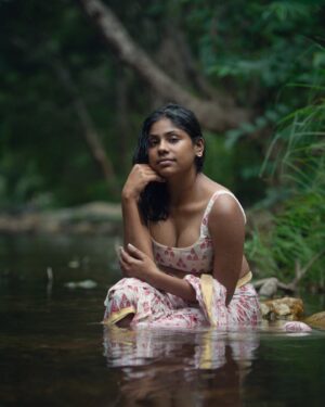 Aishwarya Vadivu Instagram - The way I flaunt myself as the way am 🫶🏻
I adore myself as the way am 🤗
#modeling #model #asethetic #bodypositive #body #flaunt #love #loveyourself #selfcare#outdoor #outdoorshoot #portrait
