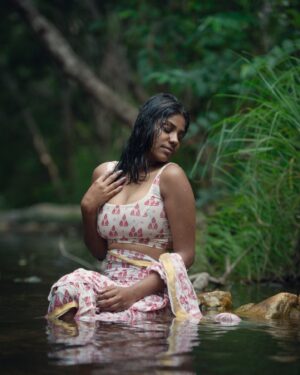 Aishwarya Vadivu Instagram - The way I flaunt myself as the way am 🫶🏻
I adore myself as the way am 🤗
#modeling #model #asethetic #bodypositive #body #flaunt #love #loveyourself #selfcare#outdoor #outdoorshoot #portrait