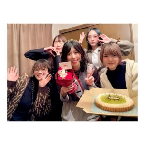 Akane Hirose Instagram - 本日、誕生日を迎えました🎂
沢山のあたたかいお祝いメッセージ、本当にありがとうございます！毎年感動しながら読んでいるよ！

今年の誕生日はMISAのお家でメンバー達がお祝いしてくれました！

私の大好物のご飯やケーキなどをいっぱい準備してくれて、みんなからお花とネックレスをプレゼントしてもらえて。本当に嬉しいなぁ。一生大切にするね！

クリスマスブーケも25日まで枯らさず大切に飾る🎄

メンバーとゆっくり過ごす誕生日、とても幸せでした☺︎

常に目標と夢をもち続けて、BAND-MAIDと応援してくれるみんなと共に、叶えていけるように頑張ります！

これからもよろしくお願いします！！