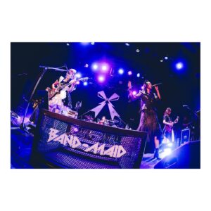 Akane Hirose Instagram - BAND-MAID番外編お給仕

2024.10.5@福岡BEAT STATION
(produced by MISA&AKANE)
Photo by YUKI KATSUMURA

2024.10.20@札幌PENNY LANE24
(produced by KANAMI&MIKU)
Photo by Hana @m25flower 

初のリズム隊＆ギタリストチームプロデュースお給仕！

リズム隊プロデュースの福岡は、ベースとドラムが目立つ曲と私達が好きな曲を中心に。
MISAと2人でセトリやベードラセッション考えるのが新鮮で最高に楽しかったです！

ギタリストチームプロデュースの札幌も、2人らしいセトリで楽しかった！BPM速い〜笑

またやりたいね☺︎