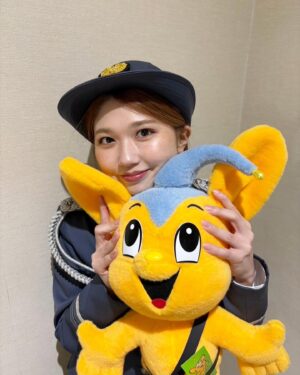 Akari Takeuchi Instagram - 蒲田警察署一日署長やらせて頂きました！👮
沢山の方が来てくださり嬉しかったです☺️
素敵な制服を着させて頂けて幸せです✨
貴重な経験をさせて頂きありがとうございました！！
最近凄く増えてると言う闇バイトには気をつけて下さい！！！！

こちらのピーポくんは我が家の警備をお願いしたいと思います✌️

#蒲田警察署
#一日署長