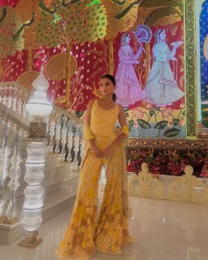 Alaviaa Jaaferi Instagram - @mishruofficial @jagdishjewellerschandigarh 🌼💛