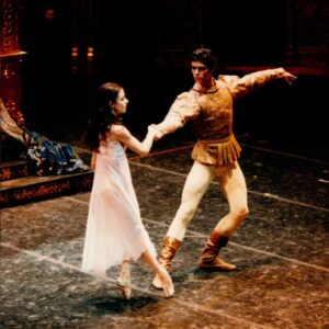Alessandra Ferri Instagram - 30 anni al Teatro Alla Scala ✨️

Continuiamo a celebrare i 30 anni di Roberto Bolle al Teatro alla Scala regalandovi questo scatto dal passato: Roberto Bolle e Alessandra Ferri in Romeo e Giulietta, 1995 🤍

📸 Lelli e Masotti

#robertobolle #30anniallaScala #alessandraferri