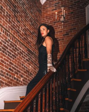 Alexandra Stellini Instagram - Un petit retour dans les années 1920✨
On peut voir mon talent d’actrice sur la dernière photo 🤭Merci à @samaudesse qui a pris les photos , je les adore !! 🥹