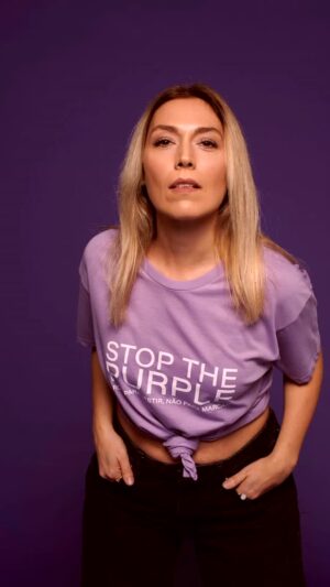 Ana Bacalhau Instagram - Roxo para brilhar na roupa, não no corpo 👱‍♀️🤝💜

Junte-se à @anabacalhau e vista-se de roxo para acabar com a violência contra as mulheres!

Compre a T-shirt "Stop the Purple" (link da bio) ou contribua diretamente em "Doar Agora" (link na bio).

#StopThePurple #RoxoParaVestirNãoParaMarcar #APAV #SomeoneSaid #StudioNuts #AnaBacalhau