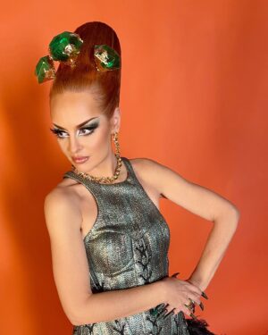 Ana Locking Instagram - Amigassss!!! 🤏
Que emoción!!! Hoy concluye esta maravillosa temporada llena de homenajes, admiración, libertad, sueños y pasión hacia el único camino posible, la búsqueda de la felicidad.
Esta temporada de @dragracees la voy a llevar bien guardada entre mis mejores recuerdos!!! 💞💓💞

Gracias a todas las reinas de esta temporada de #DragRace por vuestra entrega, talento y generosidad! Un OVAH final con mucho amor para todas vosotras! 🌟🫰👑🫰🌟 
Y mucha suerte a nuestras increíbles 4 finalistas @vittuchloe @laninyadelantro @jesuislecoco @vampirashian 

Gracias a mi GRAN familia #Drag a la que adoro y admiro! ✨💖✨ @soyambrossi @supremmedeluxe & @javviercalvo 
Sois las mejores compañeras de viaje! 
😘🐿

Y sobre todo gracias al increíble equipo que hacen que este sueño se haga realidad!!! All of U are the best! 💎🔝💎@buendiaestudios @atresplayer @wowpresentsplus 

Gran Final hoy a las 8PM en @atresplayer y @wowpresentsplus (worldwide)

#Dragstapronto ! 👋

…

👗 TotalLook: #AnaLocking
🐰 Headdress: @Rafa_Peinador
💍 Jewelry: @swarovski @piazzacom 
💄 Makeup: @evagameromasso
💇‍♀️ Hair: @crisantoblanco 
💅🏻 Nails: #AnaLocking
📷 Fotos: @mista.studio 

#AllPowerToTheDrag
✊💄👑

🏁

#DragRaceSpain #DragRaceEs #DragRace #JavierAmbrossi #SupremmeDeluxe #JavierCalvo 
@shanilasanta @porca_theclubkid @ditadubois @kellypassa_ @miss_khristo @angelitagram @meguiyei @itsmarianastars