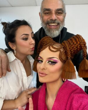 Ana Locking Instagram - Family matters!!! Y hoy nuestras reinas se convertirán en hijas modélicas de unas travestis históricas a las que les debemos Mucho, ya que la familia que se monta unida permanece unida… ✨💖✨

Y para este #MakeOver tan especial tendremos a la maravillosa @lolarodriguez como jurado especial para una semifinal de oro 🌟💛🌟

Hoy @dragracees a las 8PM en @atresplayer & @wowpresentsplus (worldwide)

Que esto se acaba mis adoradas ardillitas!!!
@soyambrossi @supremmedeluxe @javviercalvo

#Dragstapronto!!! 👋

…

👗 TotalLook: #AnaLocking
💍 Jewelry: @swarovski @piazzacom 
💄 Makeup: @evagameromasso
💇‍♀️ Hair: @crisantoblanco 
💅🏻 Nails: #AnaLocking
📷 Fotos: @mista.studio 

#AllPowerToTheDrag
✊💄👑

🏁

#DragRaceSpain #DragRaceEs #DragRace #JavierAmbrossi #LolaRodriguez #SupremmeDeluxe #JavierCalvo