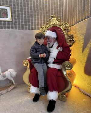 Ana Sofia Cardoso Instagram - O Natal é sempre mágico… mas visto pelos olhos das crianças é infinitamente especial ❤️
Quem mais tem “receio” que os filhos deixem de acreditar no Pai Natal?!
Ainda me lembro de quando descobri e da desilusão que senti 🥲
#natal #feliznatal #cristhmas #merrychristmas #painaltal #santa #santaclaus #obidos #vilanatalóbidos #vilanatal #papainoel #papainoeldoscorreios