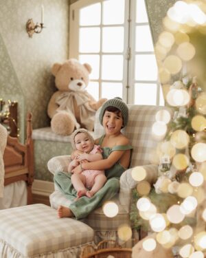 Ana Sofia Cardoso Instagram - A vida é mais bonita quando as crianças olham para ela com toda a magia do mundo e com a fantasia de que tudo é possível! Feliz Natal!🎄🎁 ❣️ 
#christmas #christmastree #christmaslove #familytime #myfamily #family #christmasmood #christmasdecor #lovemyfamily #christmasmood