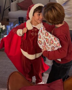 Ana Sofia Cardoso Instagram - Que jantar delícia! Obrigada @bernardo_flores_ por seres sempre amigo com espírito natalício o ano todo!
Foi muito saboroso. É sempre!
Obrigada Mafi @maphielosophie pelas fotos! As mães percebem 😅❤️
@catarinabarrosobarbosa @franciscowake @tiago.spratley @begonha77 
#christmas #christmasdinner #christamastime #christmasmood #christmasbaby #christmasdecor #christmasdecorations #family #familytime