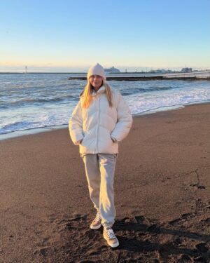Anastasiya Stezhko Instagram - На гастролях в Сочи первым делом, конечно, к морю! И даже ветряная погода - не помеха 😍 потому что теперь мне тепло, комфортно и легко 🔥