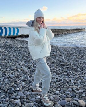Anastasiya Stezhko Instagram - На гастролях в Сочи первым делом, конечно, к морю! И даже ветряная погода - не помеха 😍 потому что теперь мне тепло, комфортно и легко 🔥