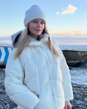 Anastasiya Stezhko Instagram - На гастролях в Сочи первым делом, конечно, к морю! И даже ветряная погода - не помеха 😍 потому что теперь мне тепло, комфортно и легко 🔥