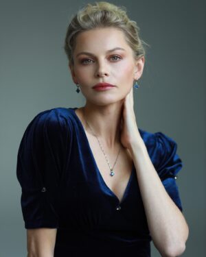 Anastasiya Stezhko Instagram - Для этого образа вдохновением были такие персонажи как Ирен Адлер из «Шерлока Холмса», Миледи из «Трех мушкетеров» ♠️

Люблю роли неоднозначные, такие что называется «с козырем в рукаве») И учитывая могу любовь к историческому материалу, подобные героини - моя цель 🎯 
Запрос в космос отправлен 😜

Photo @kipyatkova_kristina 
Mua @buffyozy 
Style @tonya_perelman