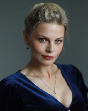 Anastasiya Stezhko Instagram - Для этого образа вдохновением были такие персонажи как Ирен Адлер из «Шерлока Холмса», Миледи из «Трех мушкетеров» ♠️

Люблю роли неоднозначные, такие что называется «с козырем в рукаве») И учитывая могу любовь к историческому материалу, подобные героини - моя цель 🎯 
Запрос в космос отправлен 😜

Photo @kipyatkova_kristina 
Mua @buffyozy 
Style @tonya_perelman