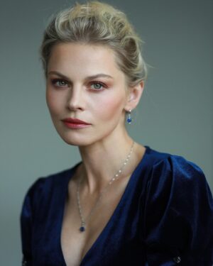 Anastasiya Stezhko Instagram - Для этого образа вдохновением были такие персонажи как Ирен Адлер из «Шерлока Холмса», Миледи из «Трех мушкетеров» ♠️

Люблю роли неоднозначные, такие что называется «с козырем в рукаве») И учитывая могу любовь к историческому материалу, подобные героини - моя цель 🎯 
Запрос в космос отправлен 😜

Photo @kipyatkova_kristina 
Mua @buffyozy 
Style @tonya_perelman